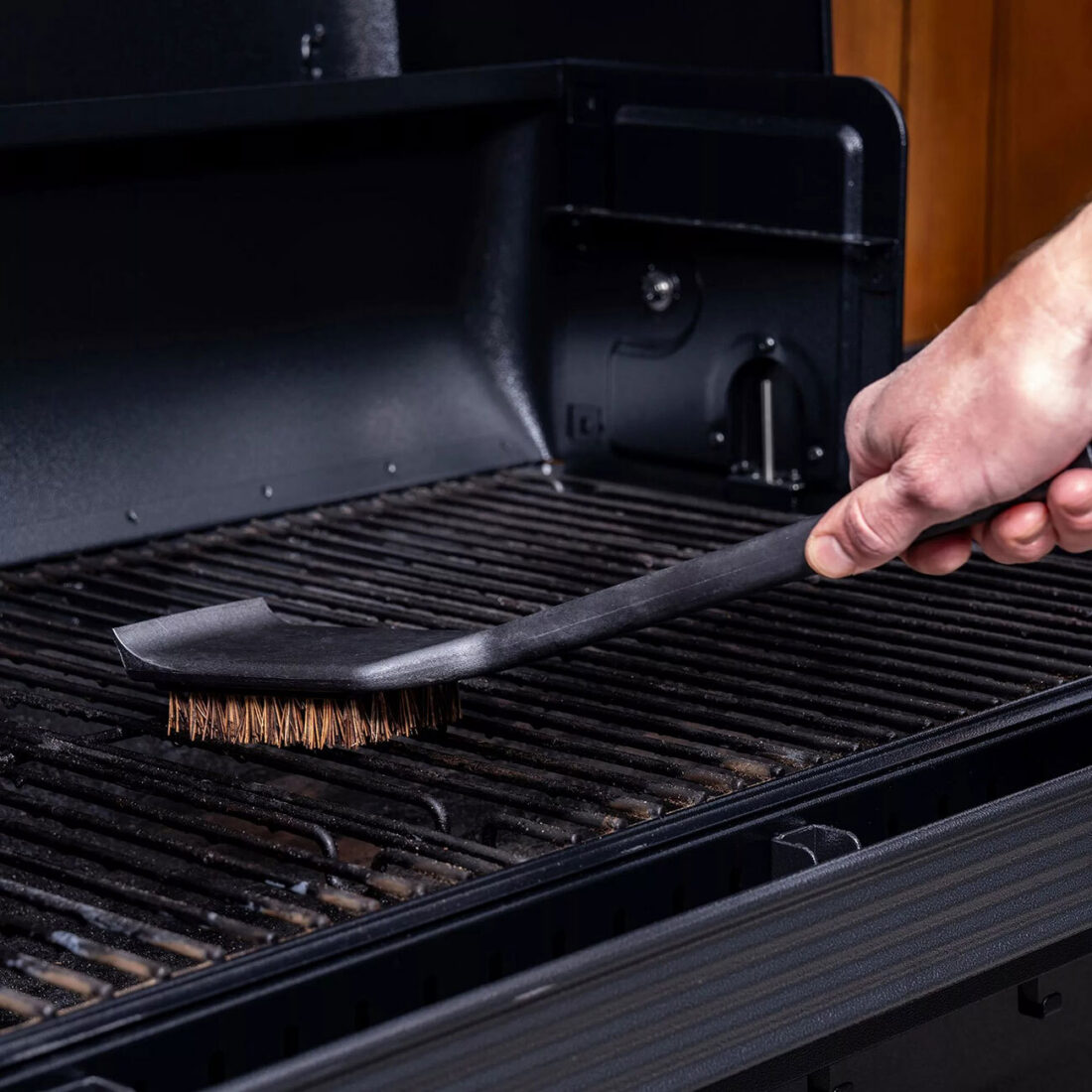 Traeger cleaning brush bac834 lifestyle2