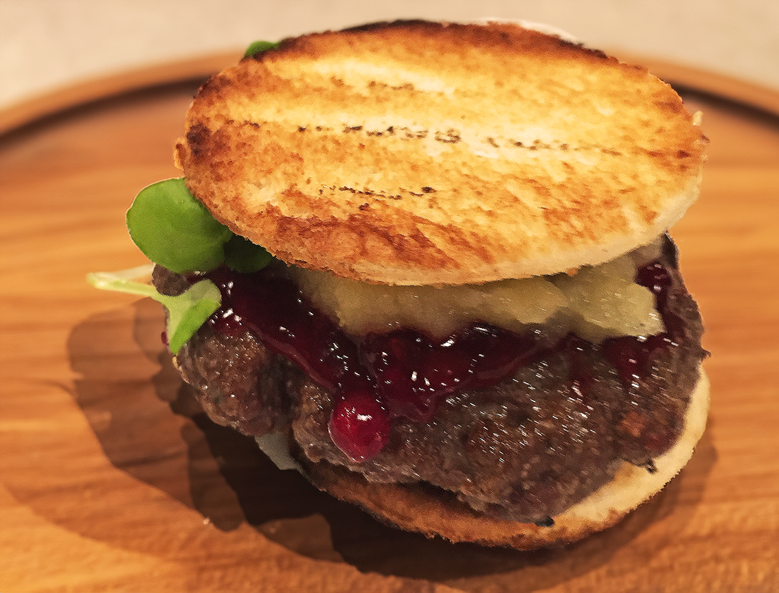 Hertenburger met gestoofde appelcompote en veenbessen