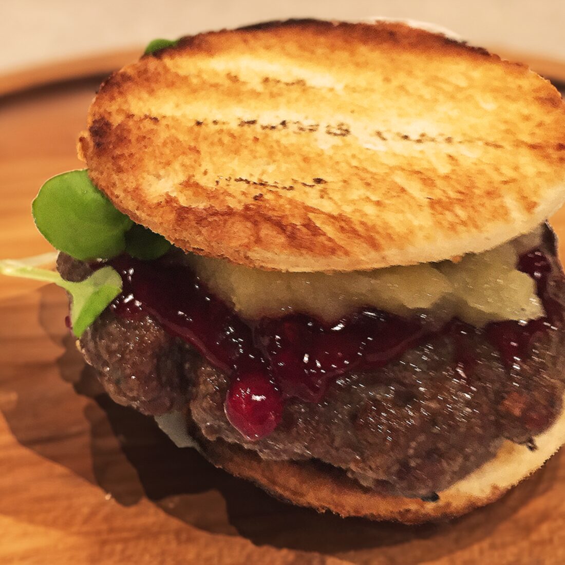 Hertenburger met gestoofde appelcompote en veenbessen